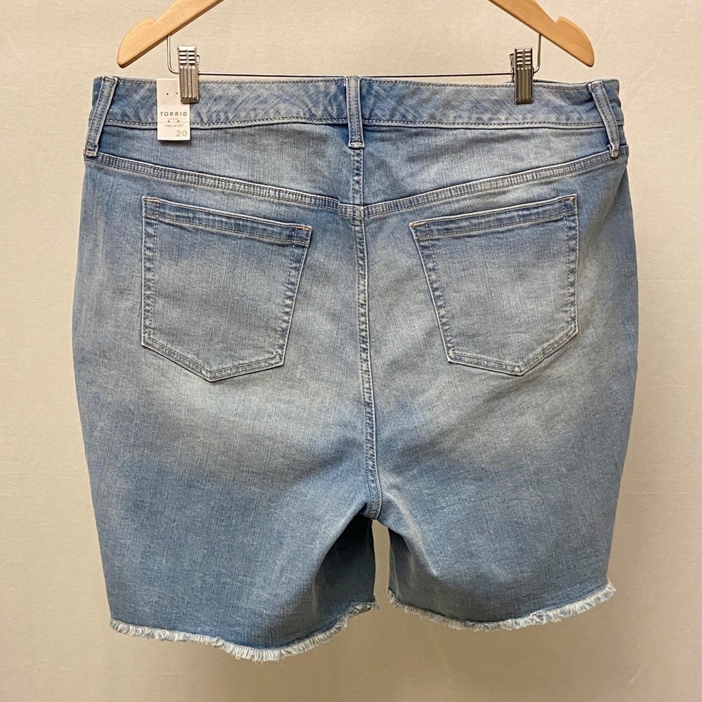 Torrid 20 NWT Denim Shorts Stretch Jeans Cutoffs Frayed Hems Light Wash New - Picture 10 of 10